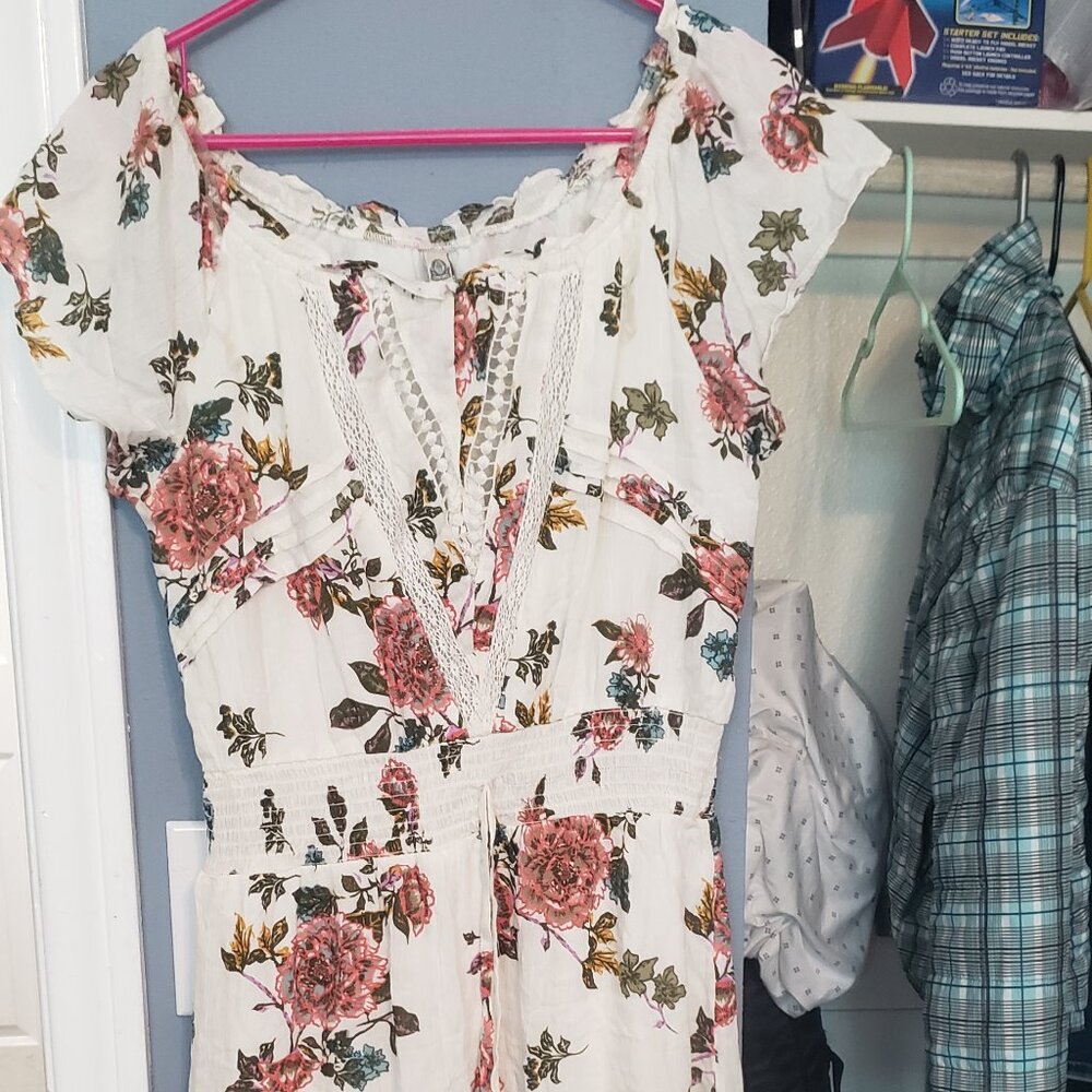American rag sundres while floral s m
